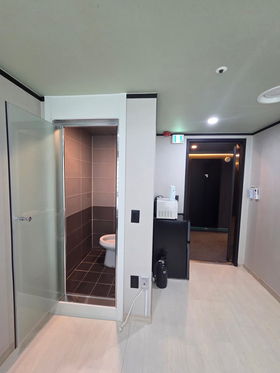 Large Room (450,000–500,000 KRW/month) - Deposit 300,000 KRW — photo 9 of 9