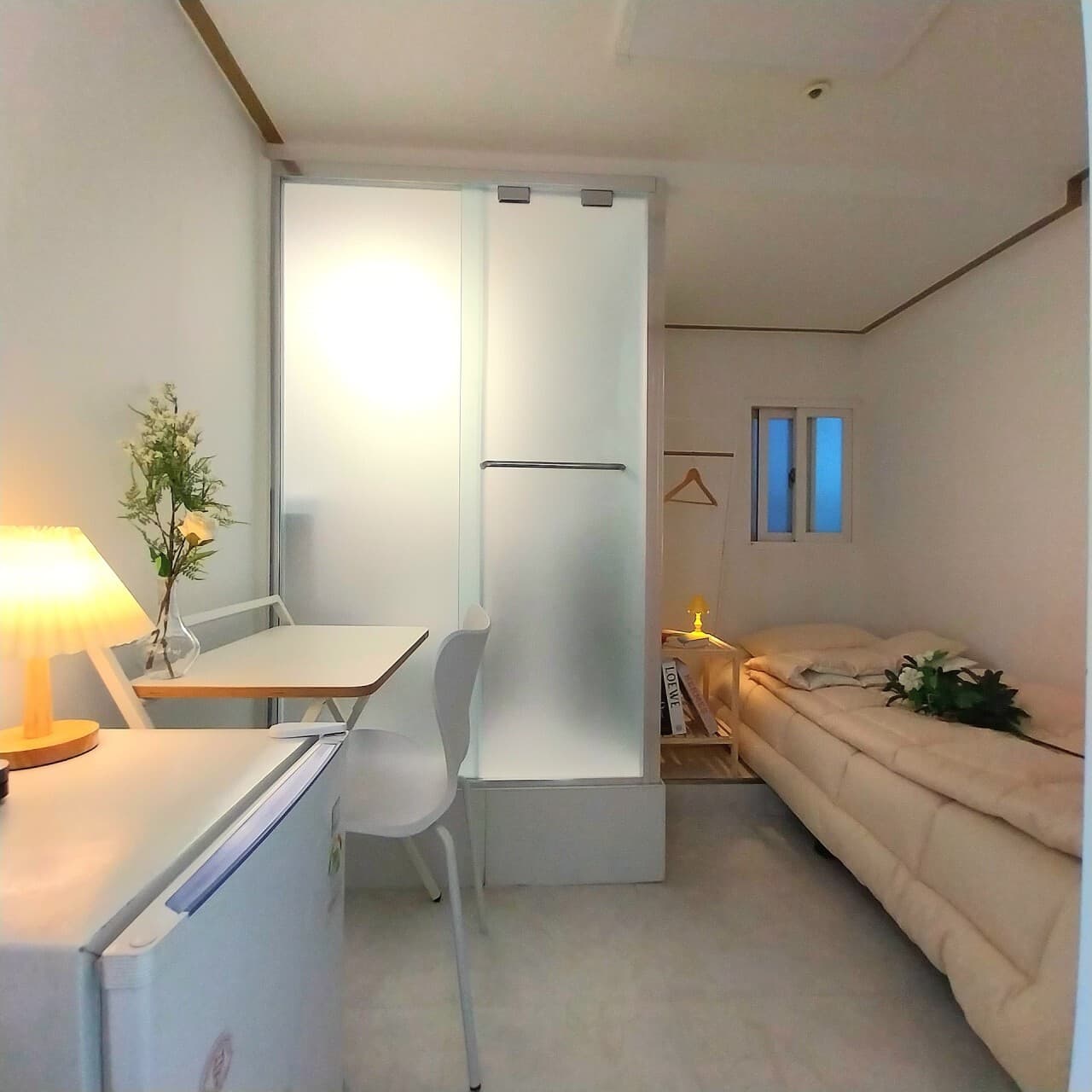 Simple Room — photo 1 of 2