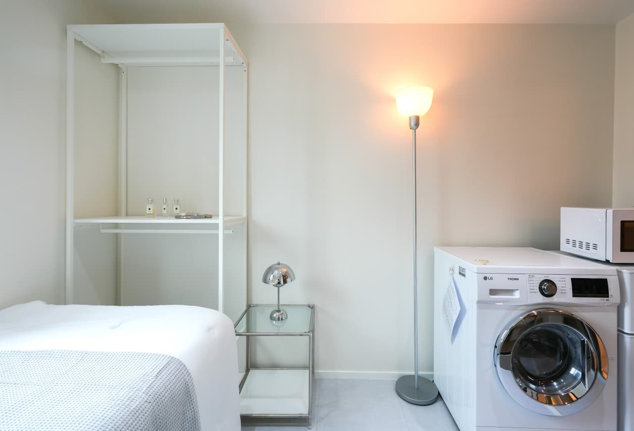Fully Furnished Large Exterior Window Room A (Deposit 300,000 KRW) — photo 2 of 8