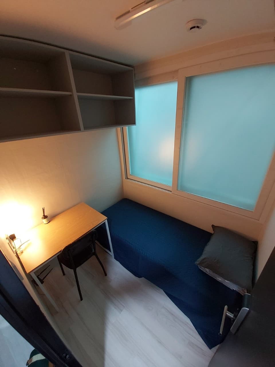 Exterior Window Room (360,000–390,000 KRW) -- Deposit 100,000 KRW — photo 2 of 11