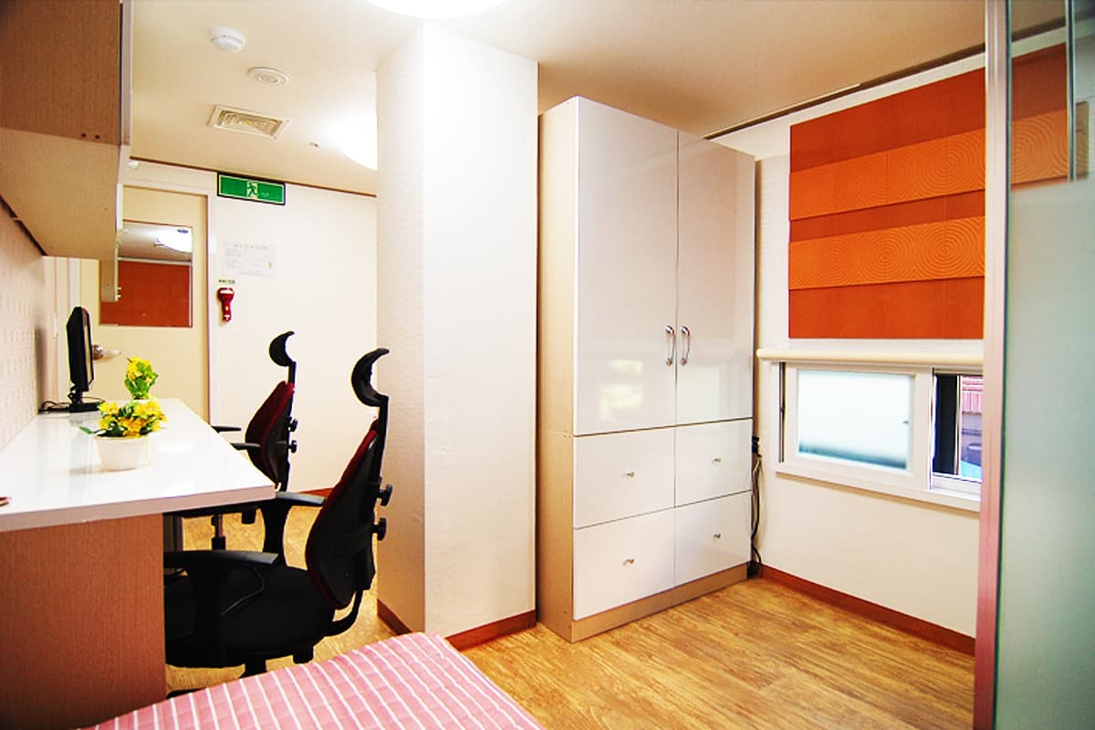 Mixed Type (Monthly Rent 450,000–700,000 Won)---Deposit 100,000 Won — photo 2 of 18