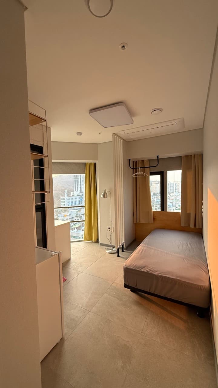 Studio Type (Monthly 400,000–600,000 KRW) -- Deposit: 100,000 KRW — photo 1 of 15