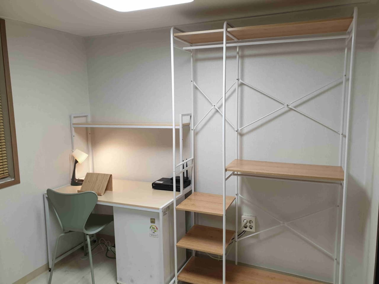 Interior Window Wide Type C (Deposit 200,000 Won) — photo 1 of 4