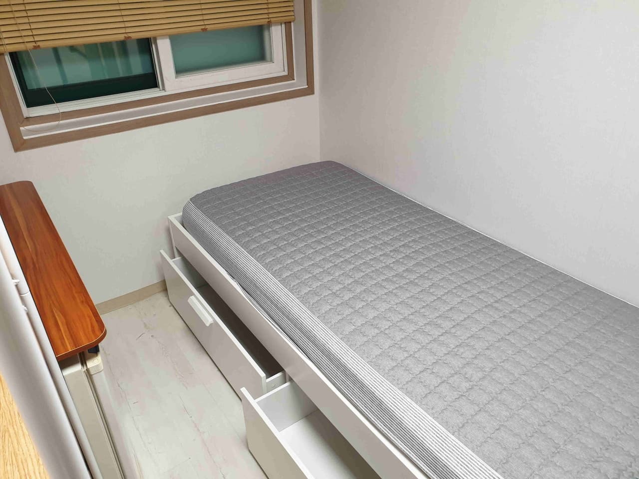 Premium Studio with Exterior Window (Deposit 200,000 KRW) — photo 3 of 3