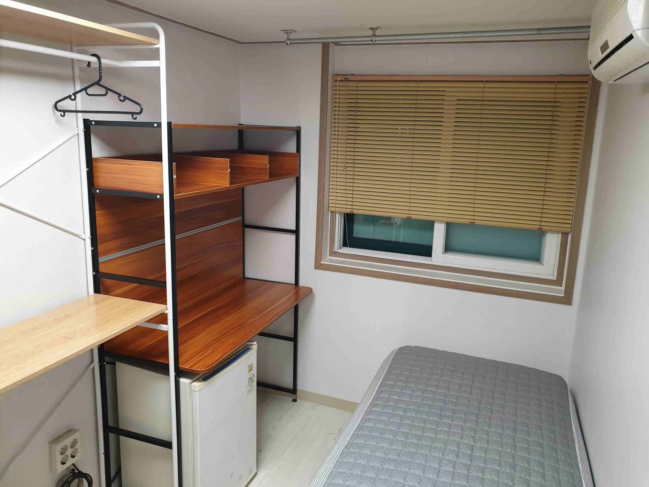 Premium Studio with Exterior Window (Deposit 200,000 KRW) — photo 1 of 3
