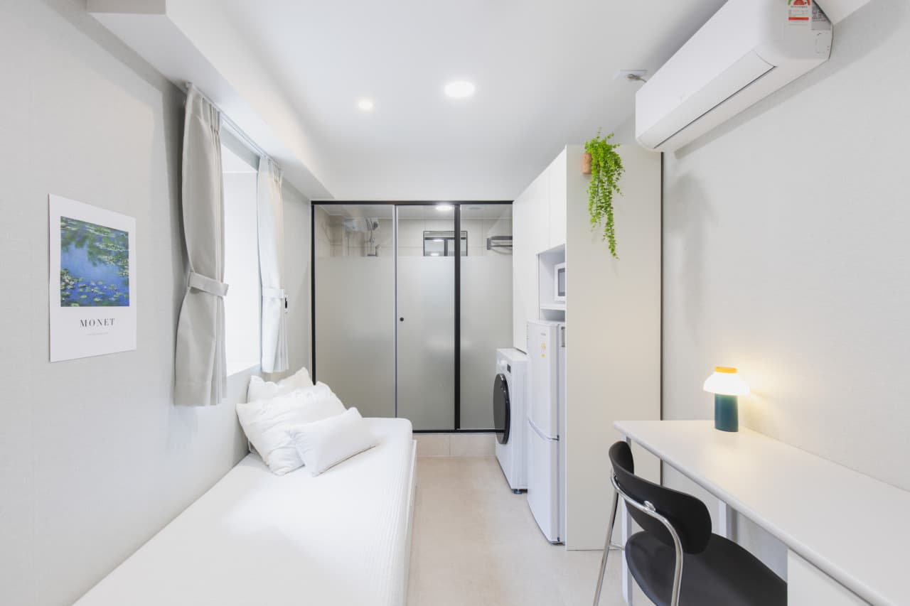 Deluxe Room (Deposit 500,000 KRW) — photo 2 of 5