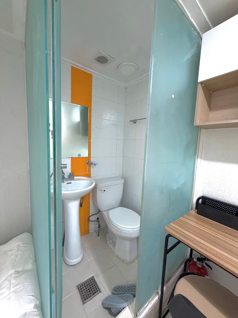 Shower Room (Deposit: 100,000 won) — photo 1 of 4
