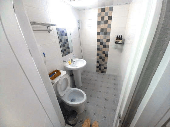 Deluxe Room (1-2 Person Room, Exterior Window, Bathroom) - Deposit 300,000 Won — photo 9 of 9