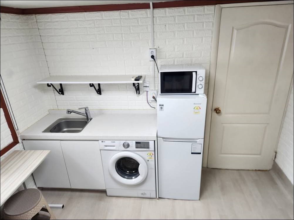 Studio Type B (Deposit 200,000 KRW) — photo 2 of 3