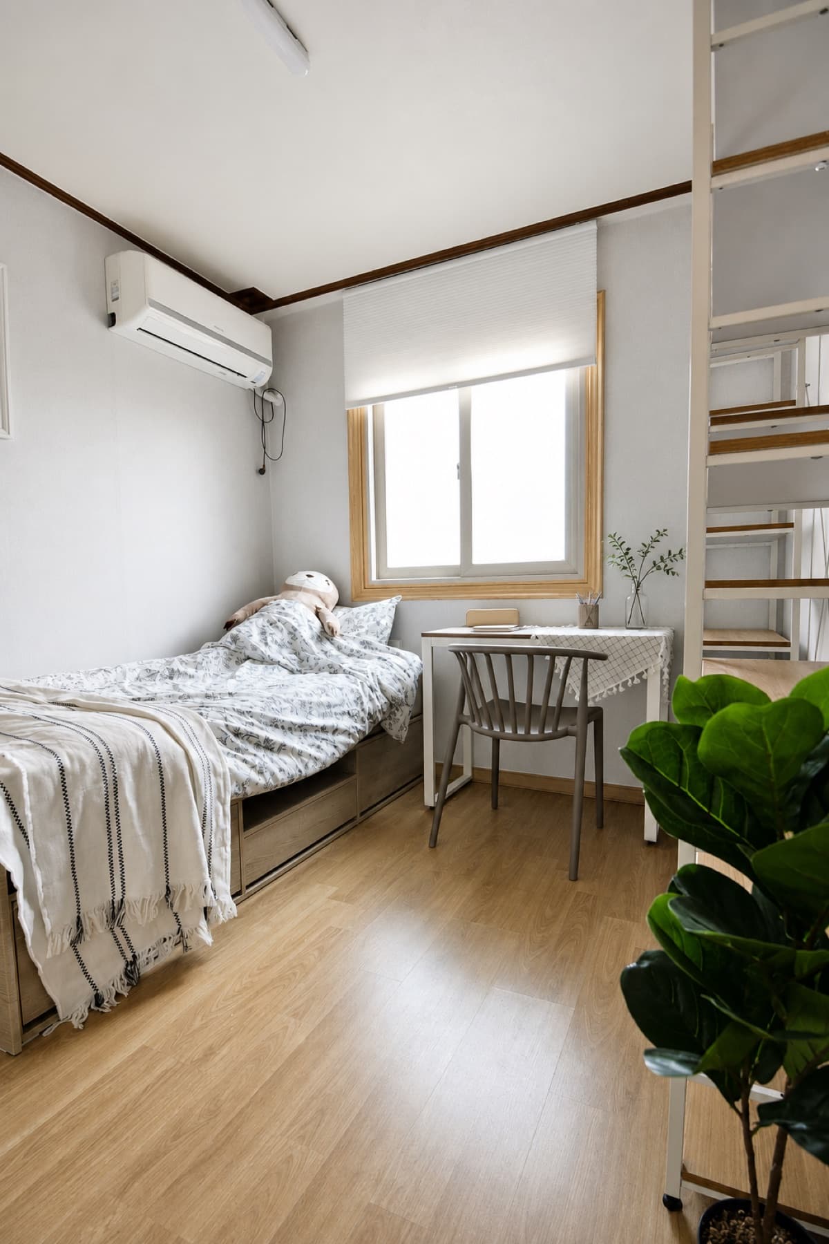 Room C (Single) — photo 2 of 9