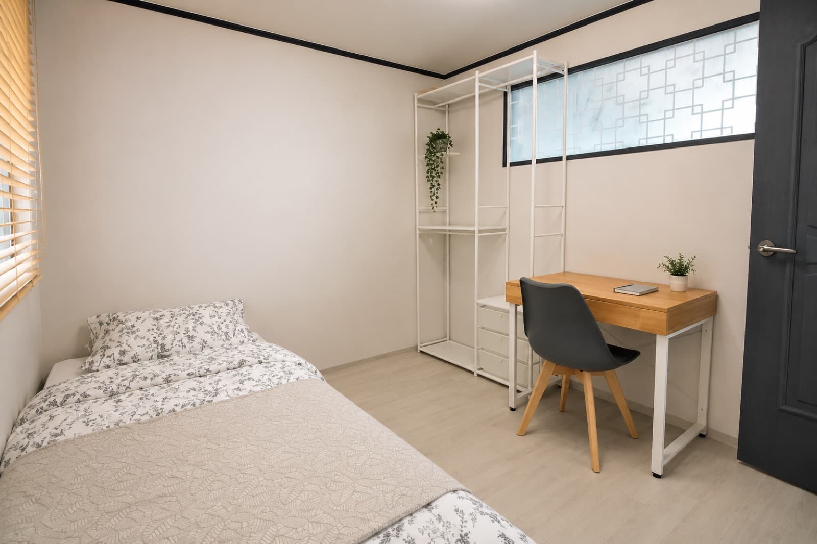 Room B (Single) — photo 2 of 4