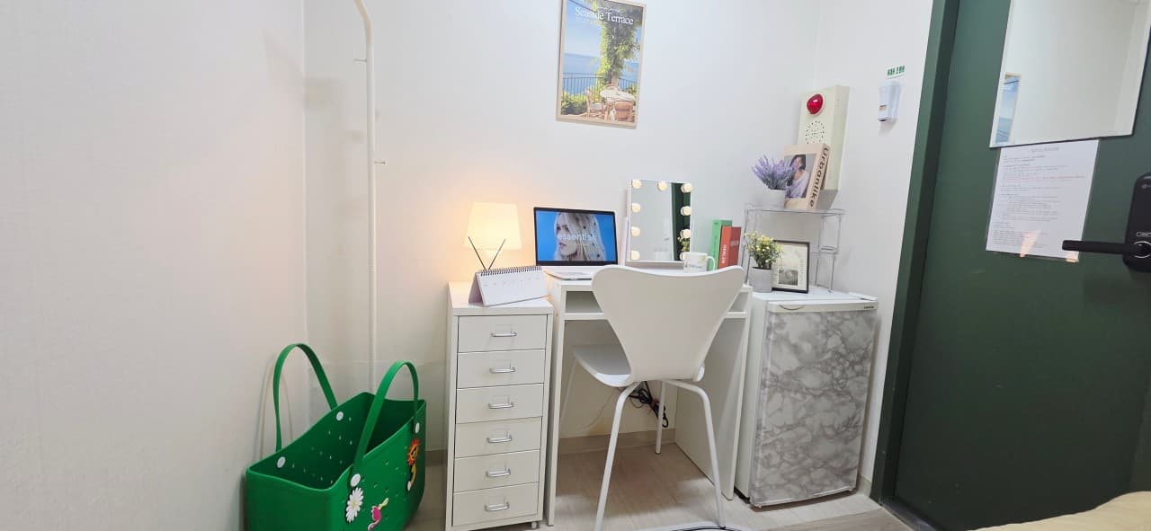 Inner Window Mini Room (Deposit 100,000 KRW) — photo 1 of 8