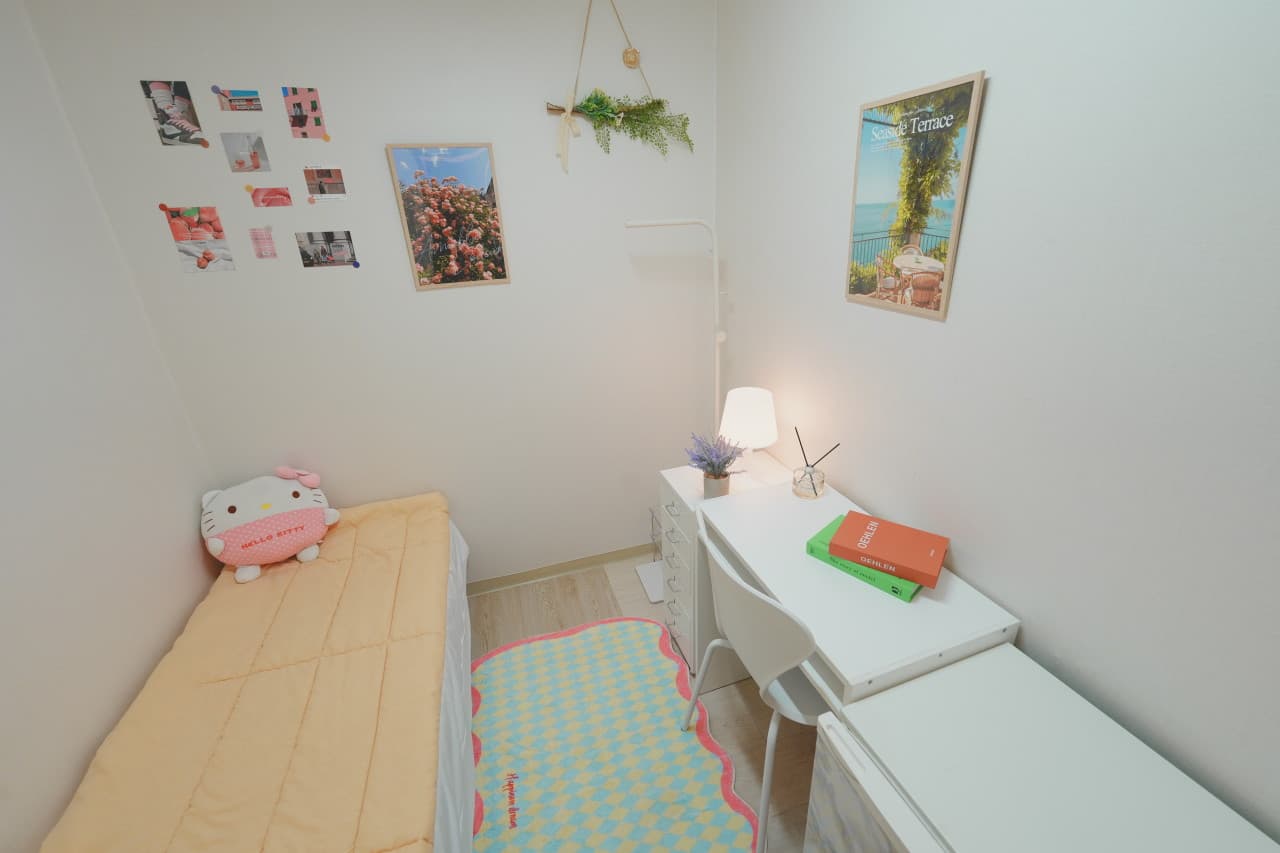 Exterior Window Mini Room (Deposit 100,000 KRW) — photo 2 of 10