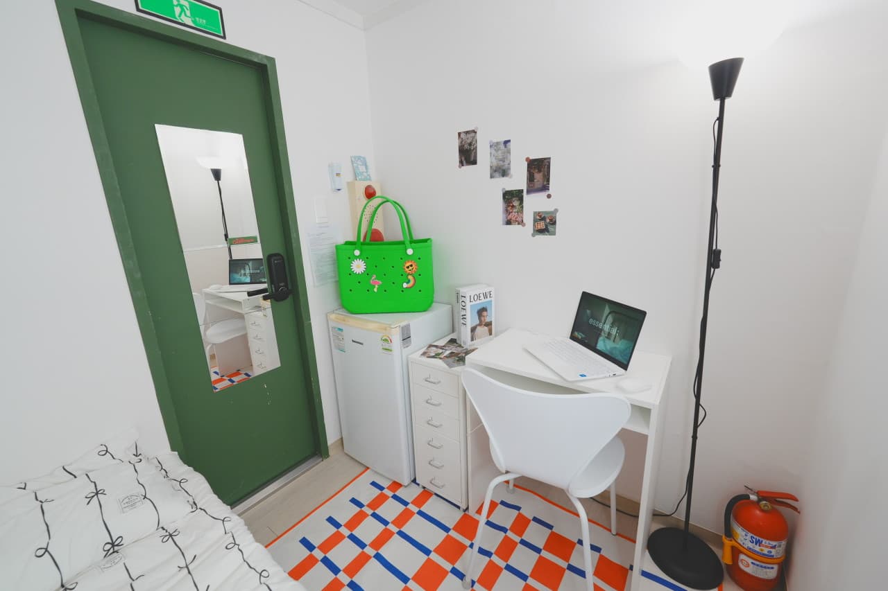 Exterior Window Mini Room (Deposit 100,000 KRW) — photo 1 of 10