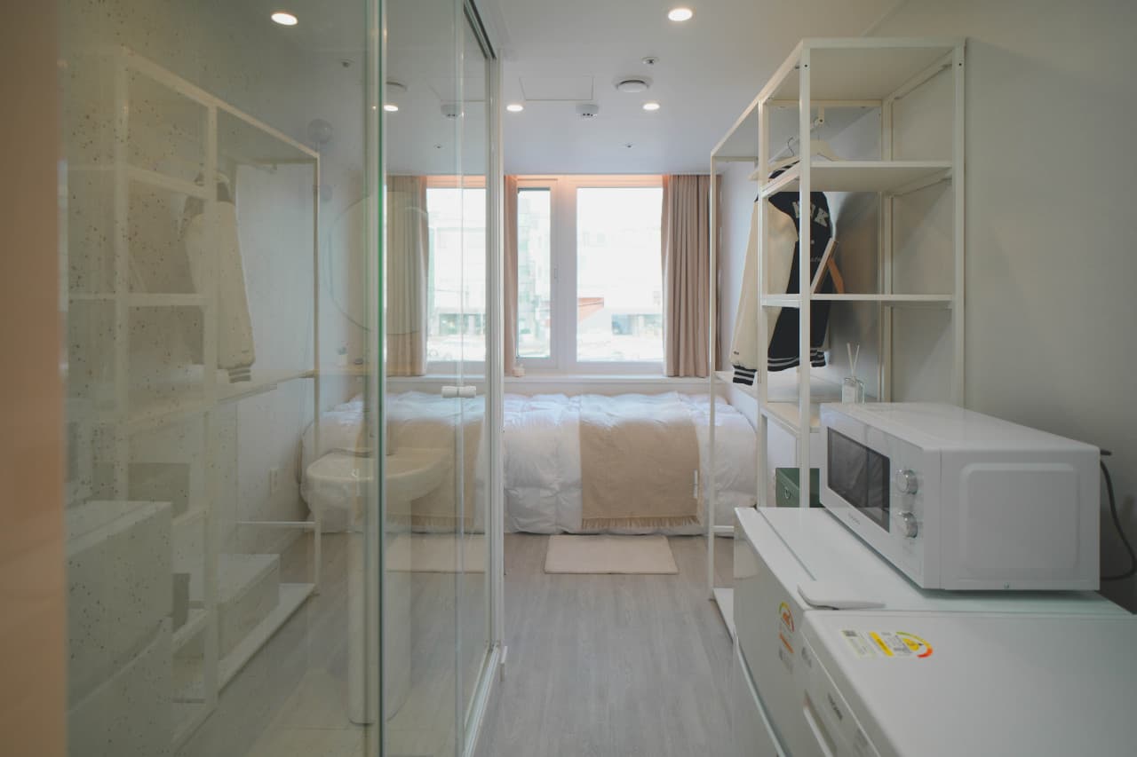 Deluxe Room (Deposit 300,000 won) — photo 1 of 12