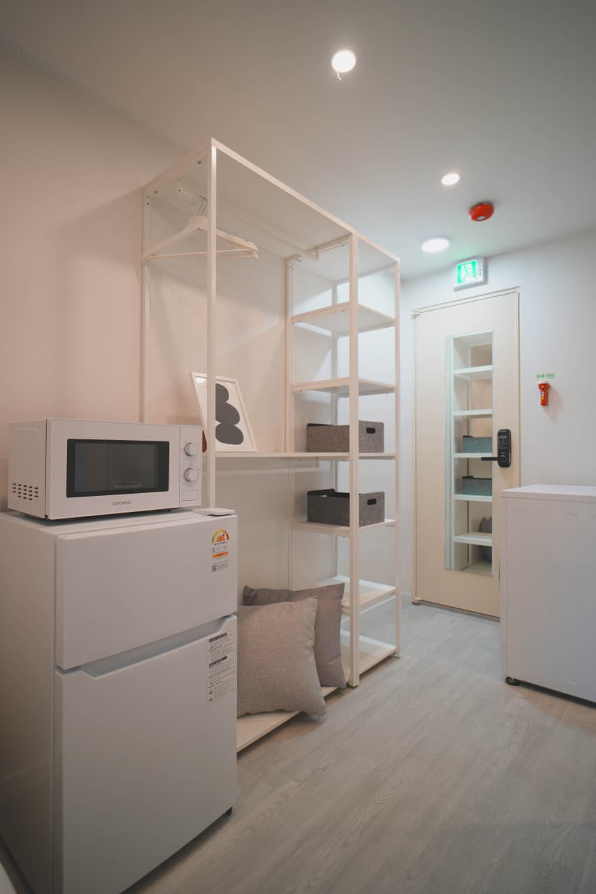 Standard (Deposit 300,000 won) — photo 2 of 9