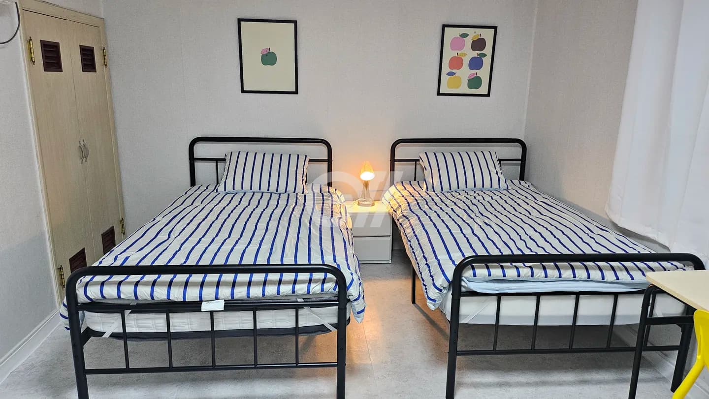 Twin Room (Deposit 400,000 won) — photo 1 of 4