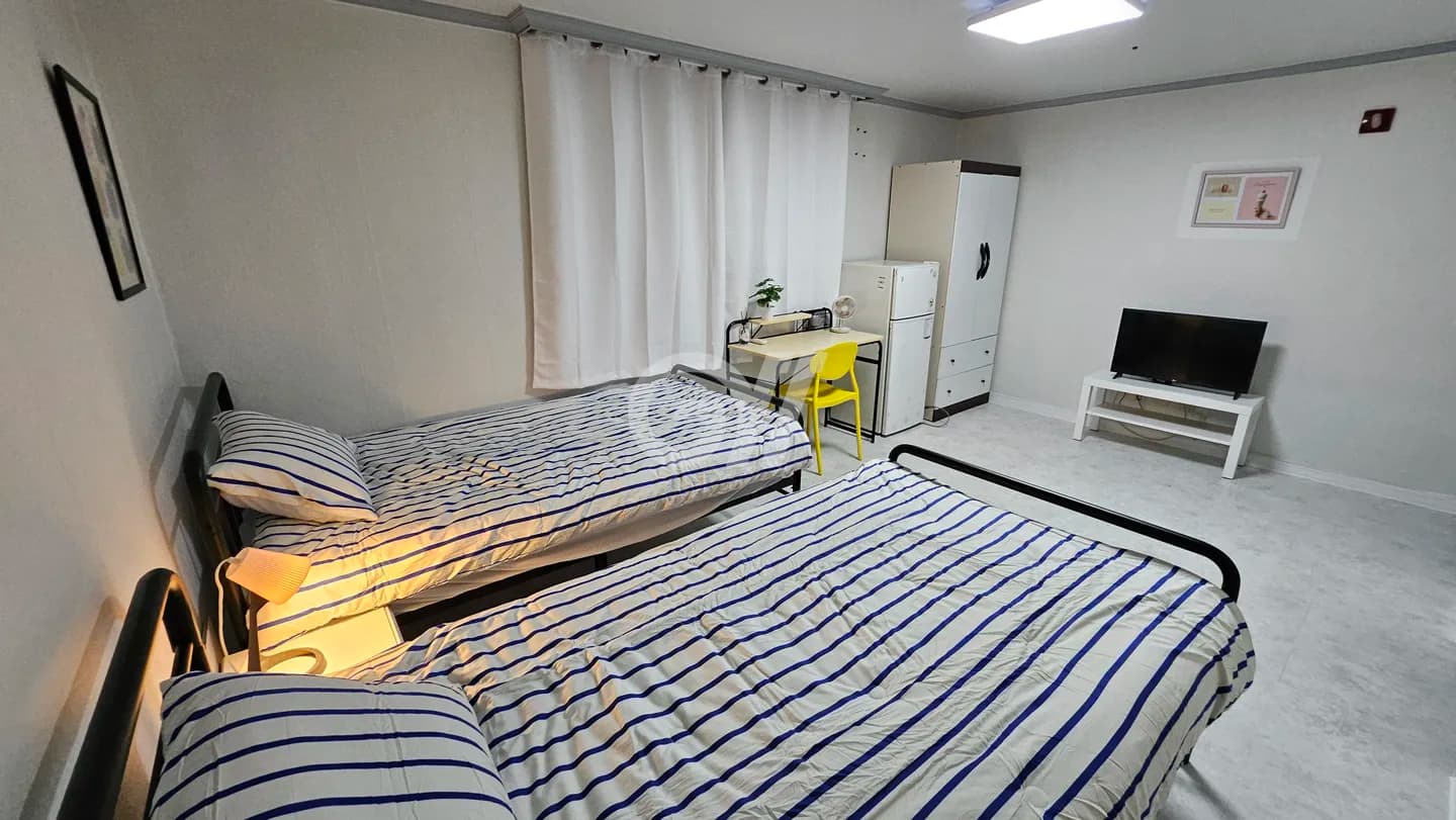 Twin Room (Deposit 400,000 won) — photo 2 of 4