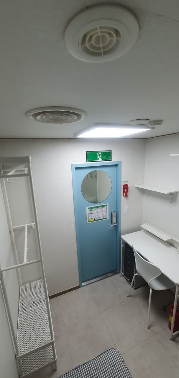 Deluxe Room (Deposit 50,000 Won) — photo 2 of 4