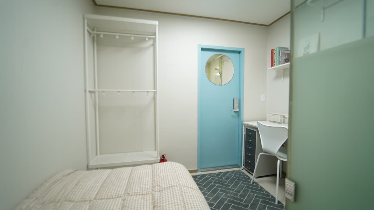 Deluxe Room (Deposit 50,000 Won) — photo 1 of 4