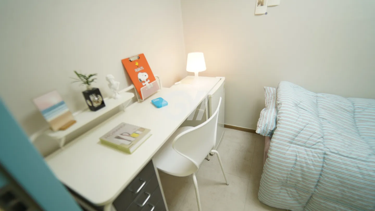 Out Standard Room (Exterior Window) - Deposit 50,000 KRW — photo 1 of 7