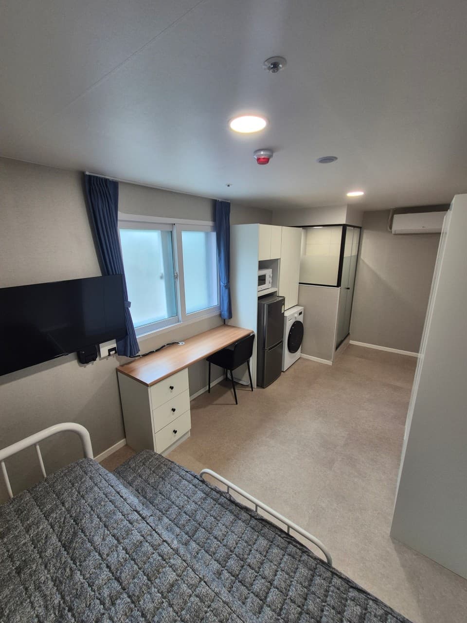 326 (Double Room) - 300,000 Won Deposit — photo 1 of 2