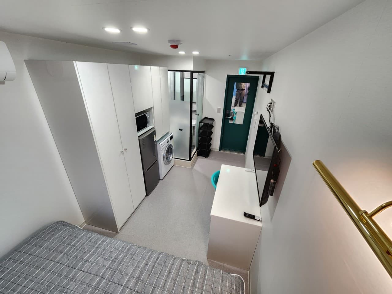 Room 308 Studio (Deposit: 300,000 KRW) — photo 1 of 3