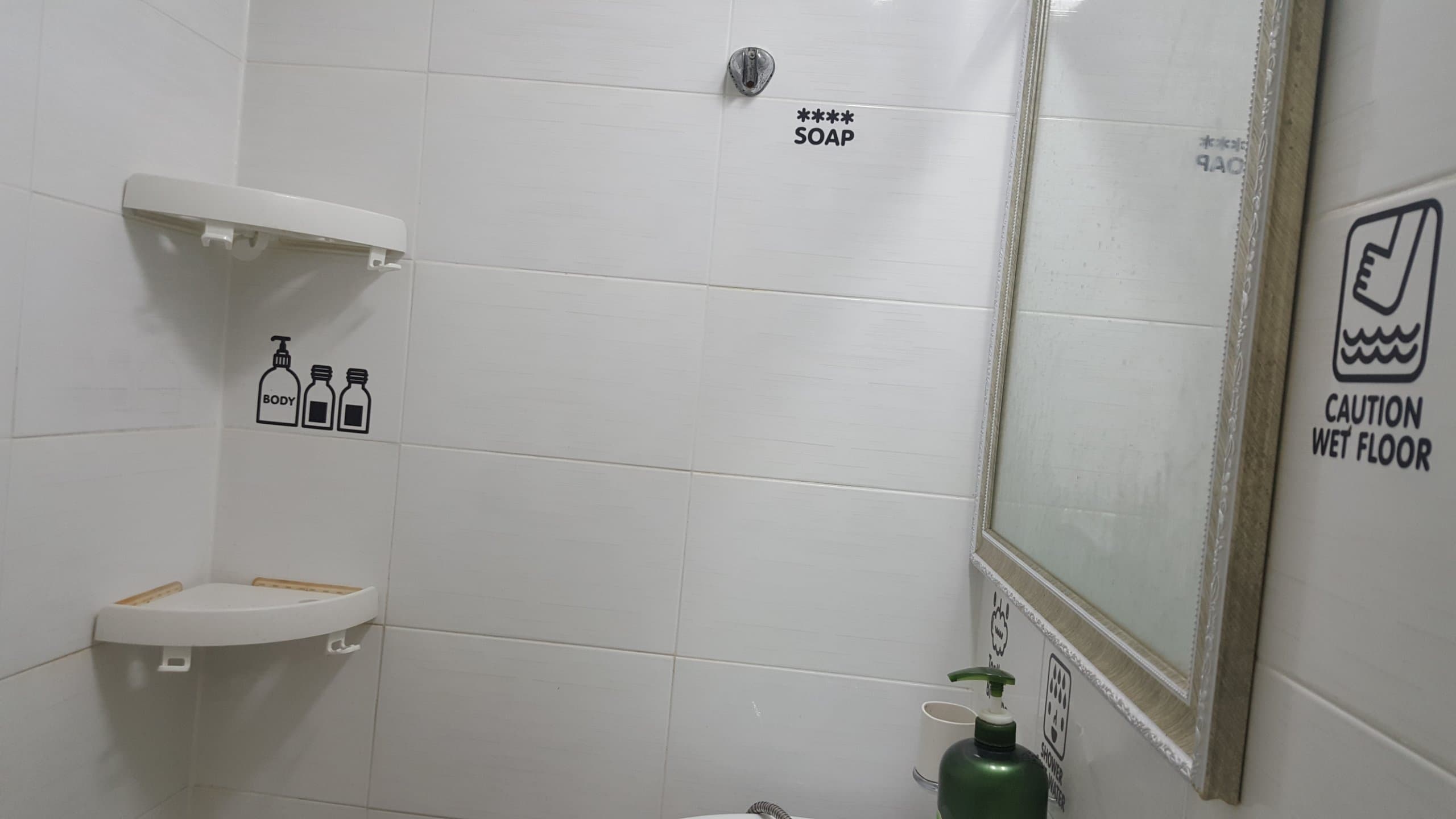 Room 1 — photo 2 of 9