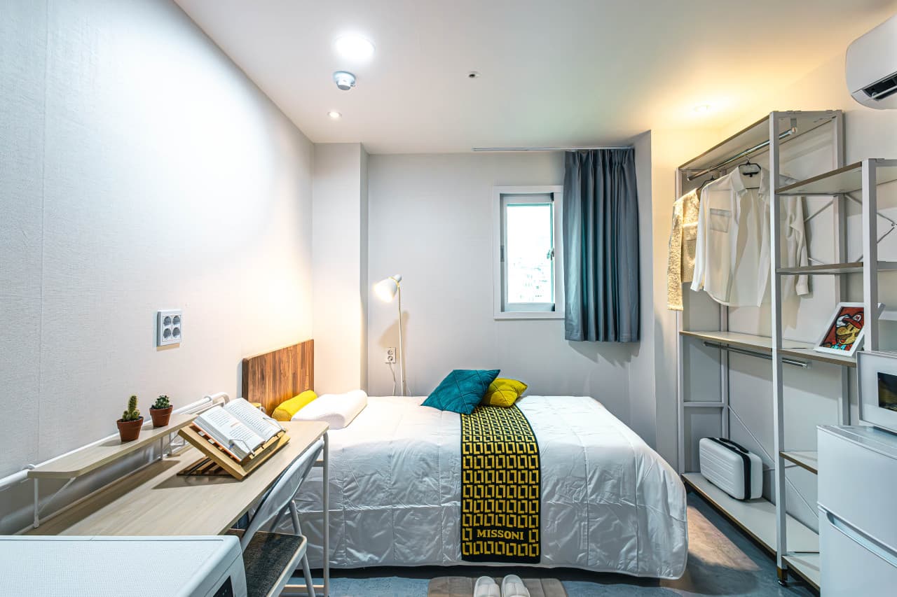 Deluxe Room (Deposit 200,000 won) — photo 1 of 8