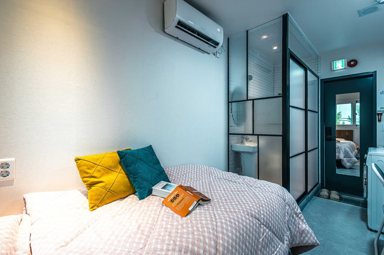 Deluxe Room (Deposit 200,000 won) — photo 8 of 8