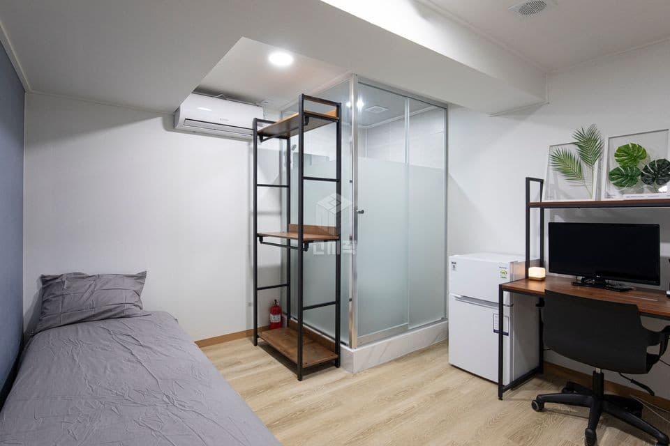 Studio (Monthly Rent 400,000–550,000 Won) — photo 2 of 3