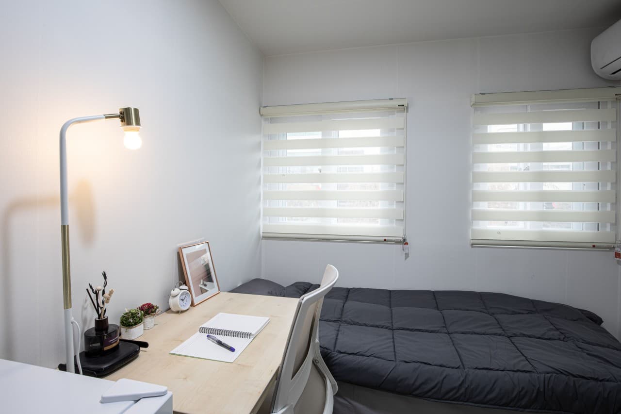 Exterior Window B (Deposit 50,000 KRW) β photo 1 of 3