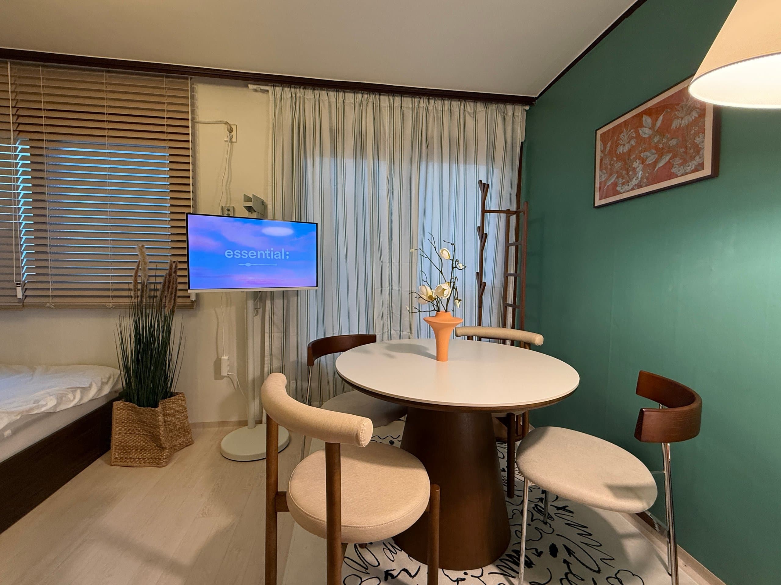 5 Minutes from Sinnonhyeon Station, 3 Minutes from Nonhyeon Station