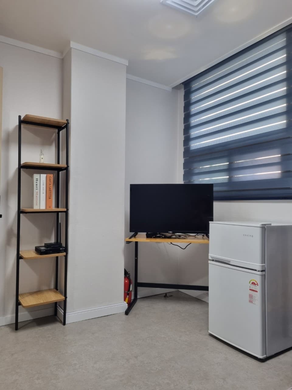 Interior Window Room (Deposit 50,000 won) — photo 3 of 3