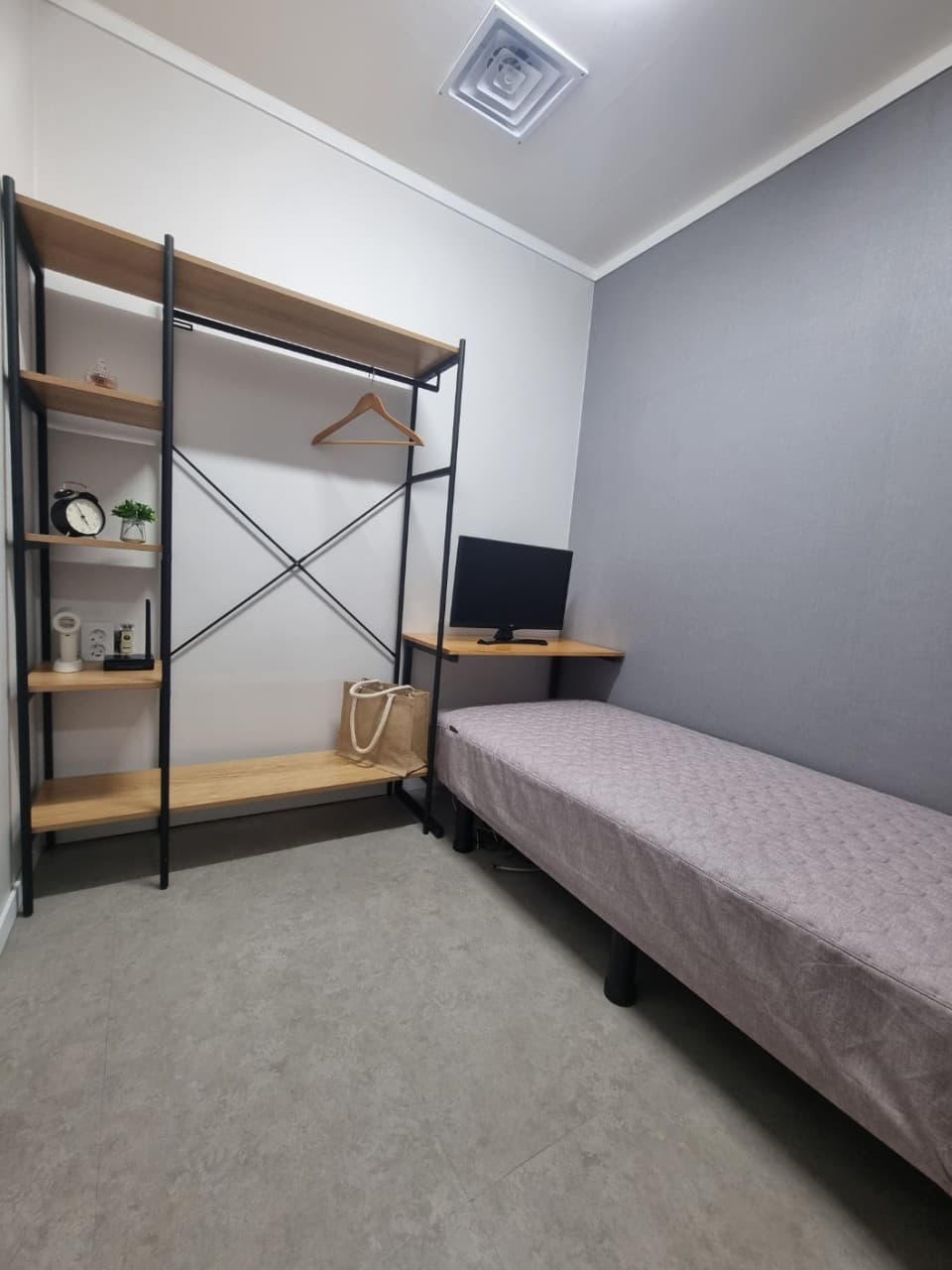 Interior Window Room (Deposit 50,000 won) — photo 1 of 3