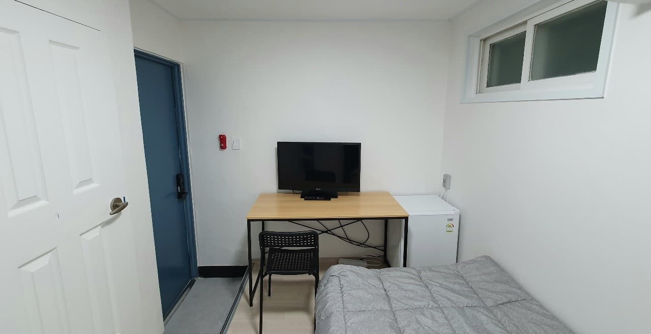 Studio Type (420,000–520,000 Won/Month) -- Deposit 100,000 Won — photo 1 of 5