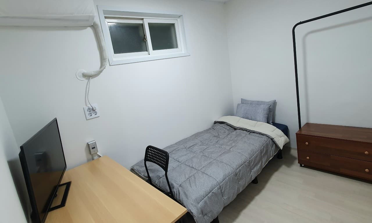 Studio Type (420,000–520,000 Won/Month) -- Deposit 100,000 Won — photo 2 of 5