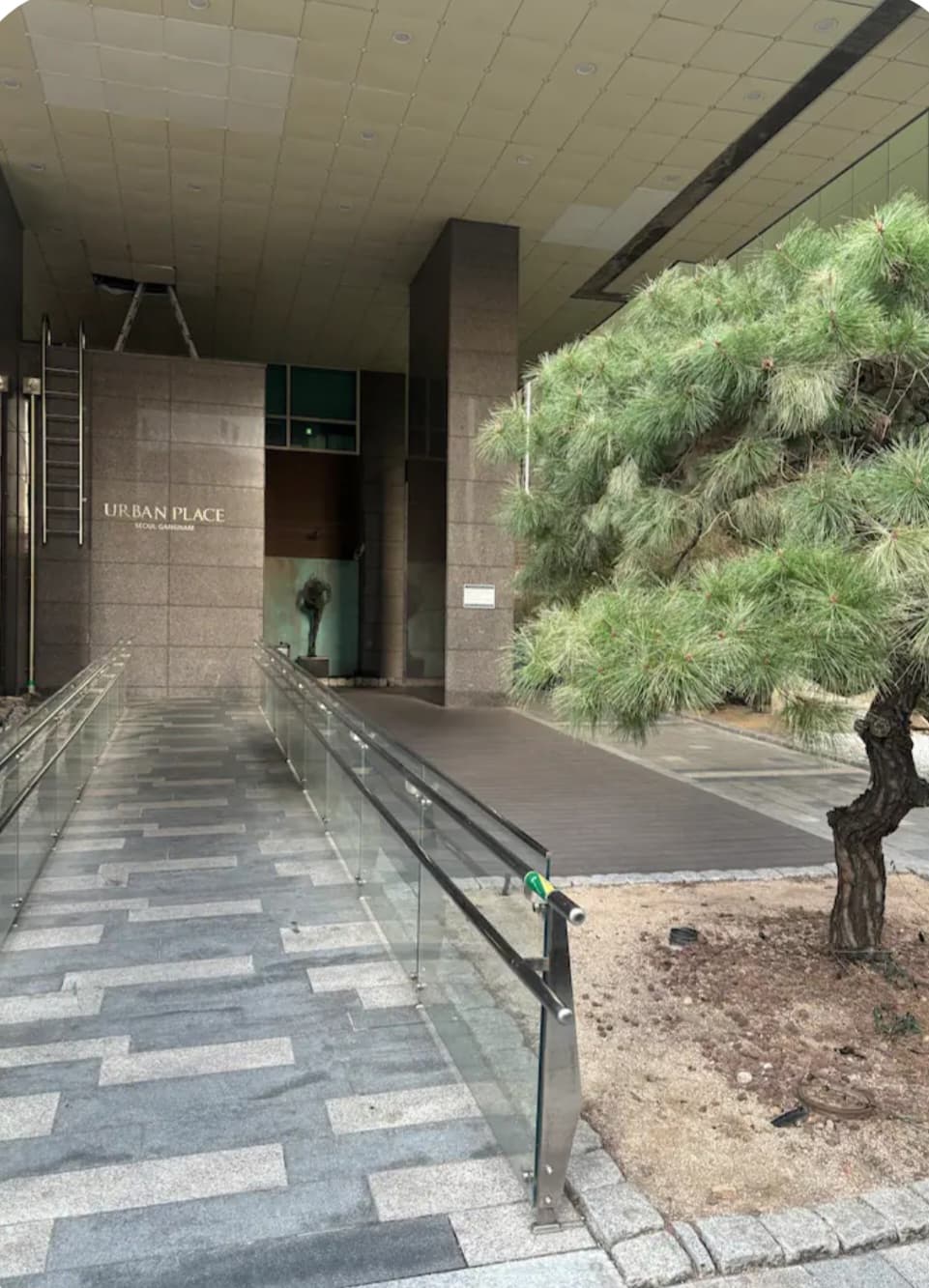 Gangnam Station 7-min walk / Airport Limousine Bus 3 mins