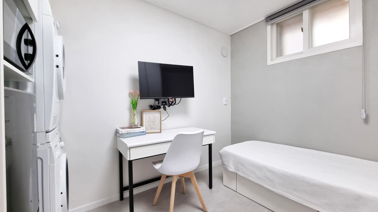 Luxury Room (Deposit 200,000 won) — photo 2 of 5