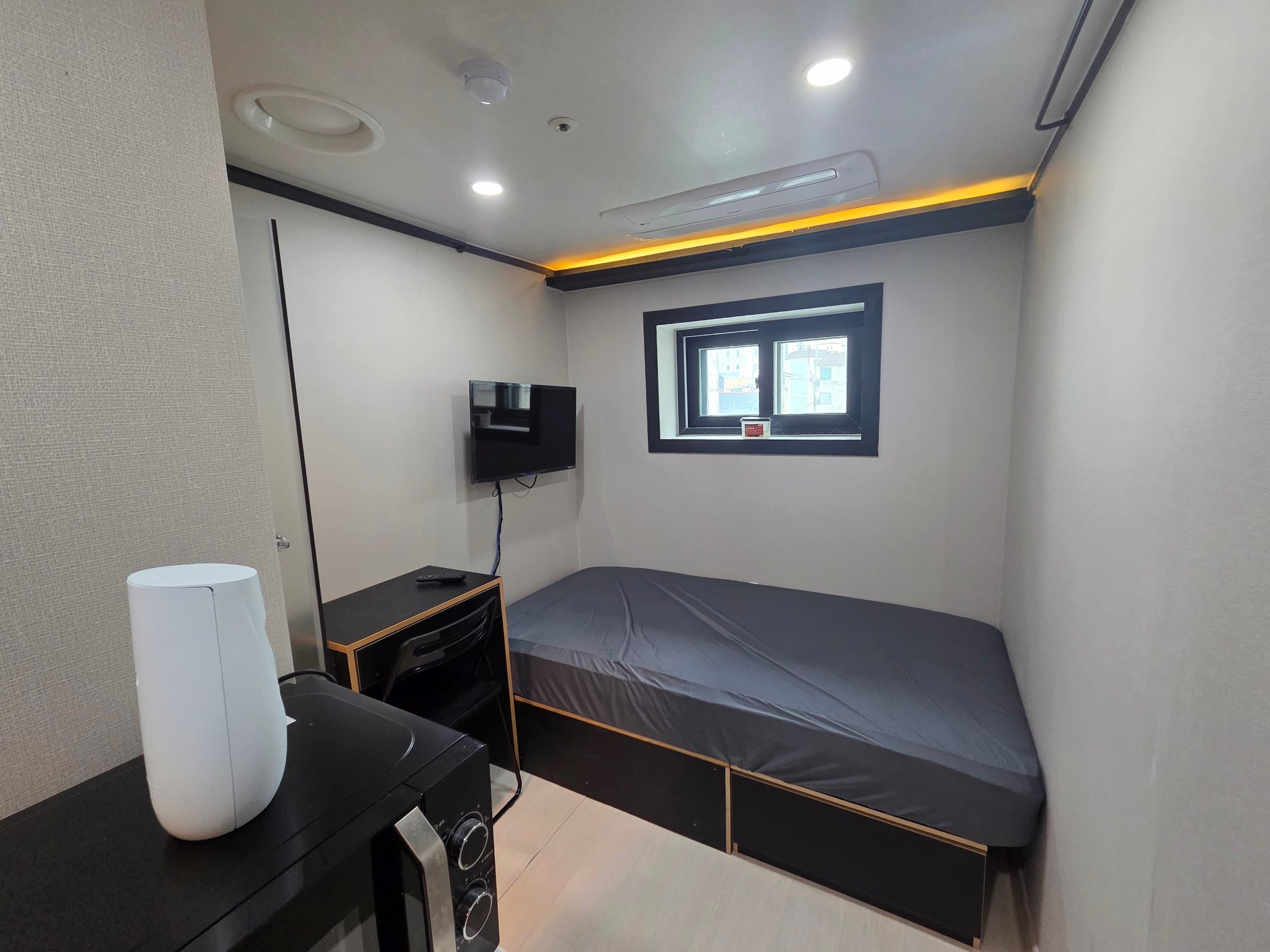 Small Room (Deposit 300,000 Won) — photo 1 of 2