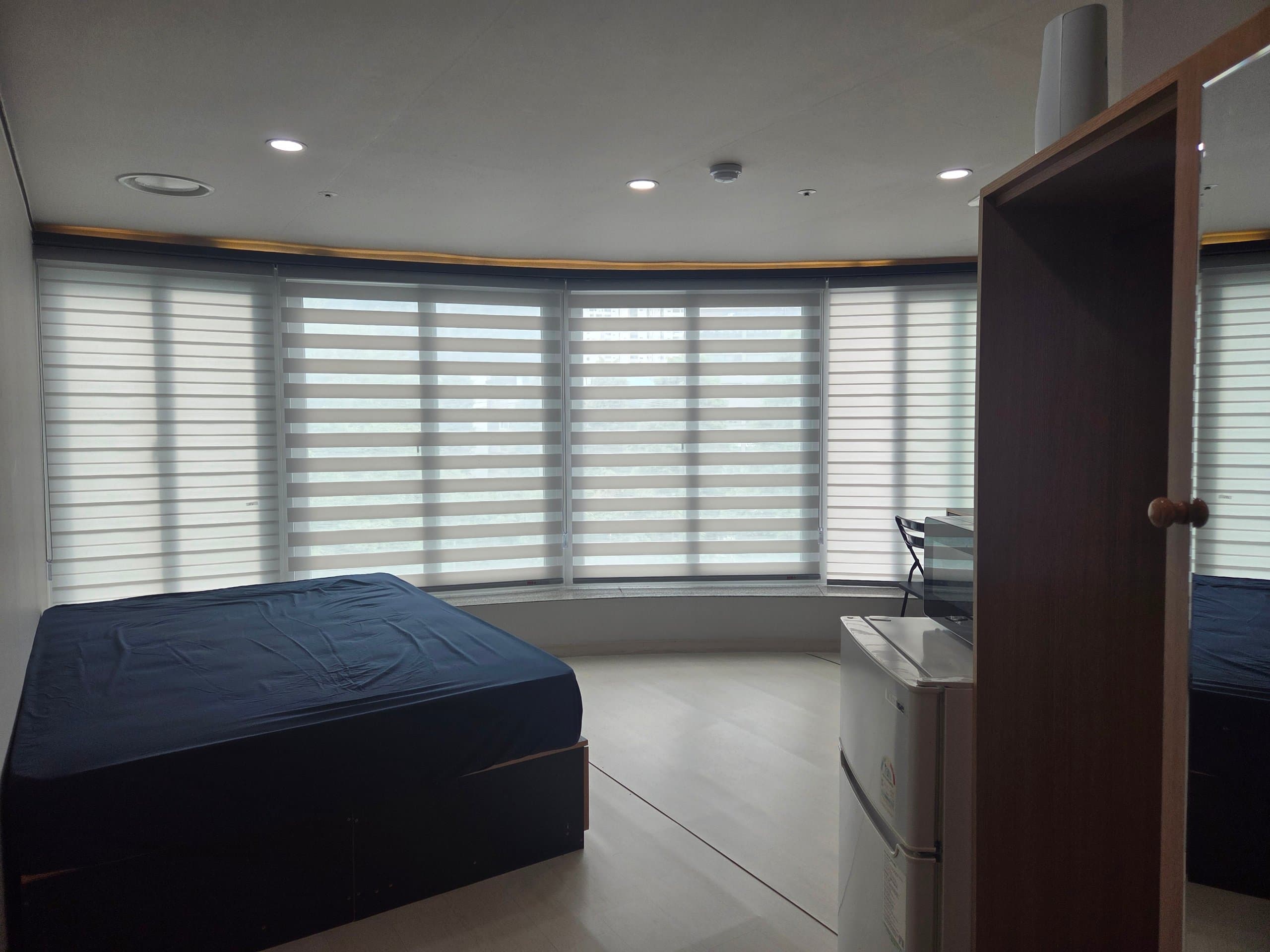 Large Room (450,000–500,000 KRW/month) - Deposit 300,000 KRW — photo 2 of 9
