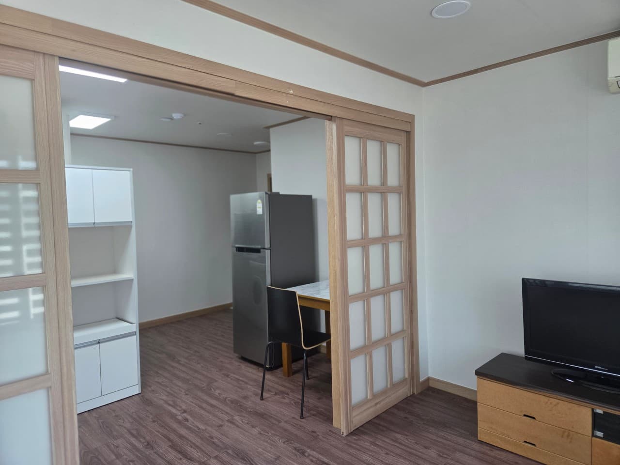 1.5-Room Large Room (Deposit 300,000 Won) — photo 1 of 8