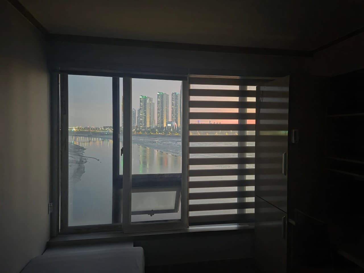 1.5-Room Large Room (Deposit 300,000 Won) — photo 2 of 8