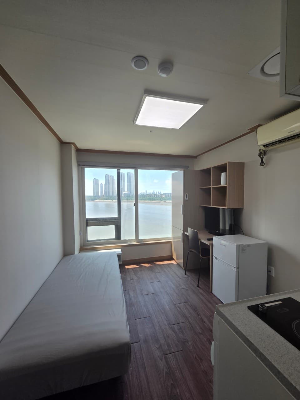 Budget Type (Deposit 300,000 KRW) - Monthly 350,000–400,000 KRW — photo 1 of 7