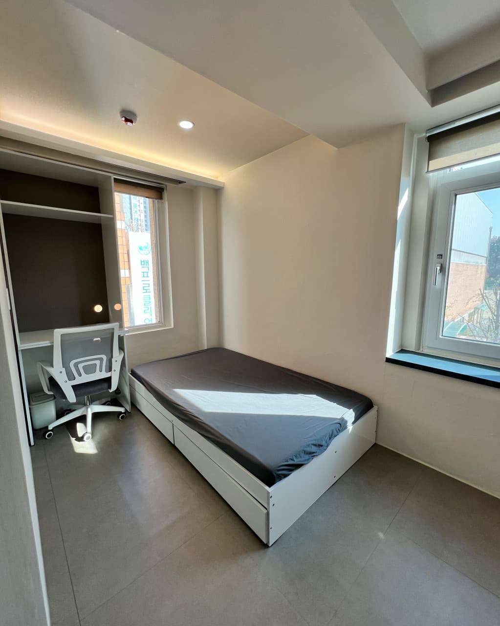 Window Room (Deposit 200,000 KRW) β photo 2 of 11