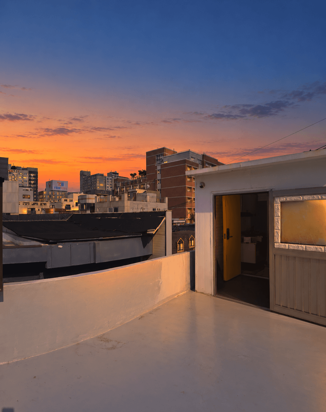 Sinchon Hongdae / Rooftop Access / Quiet Sunset View β photo 1 of 23