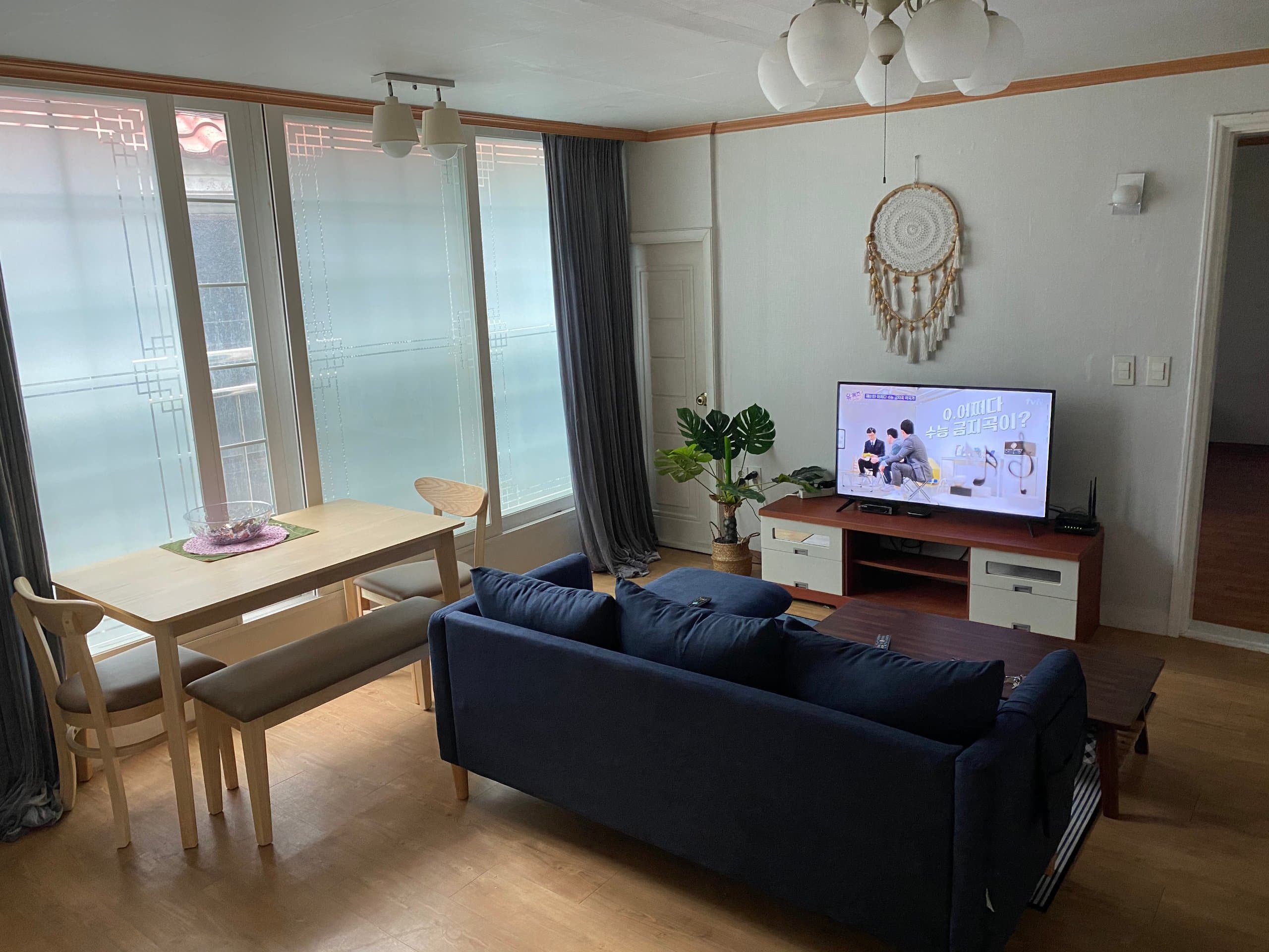HBC4 Heights · 3-bedroom share house off the HBC main strip, Haebangchon (Noksapyeong Stn)