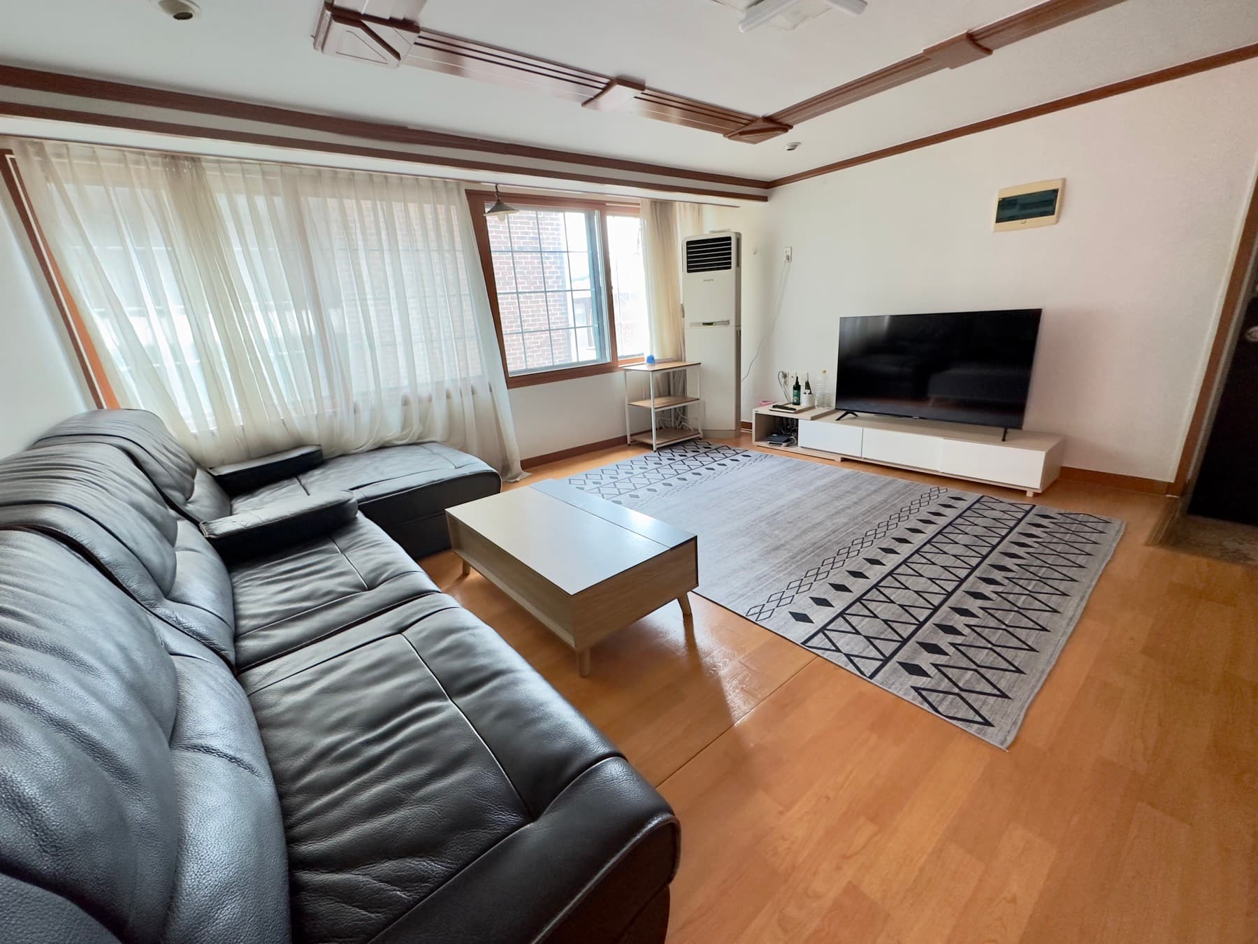 HBC8 Breeze · 3-bedroom share house, big living room and terrace, Haebangchon (Noksapyeong Stn) — photo 1 of 8