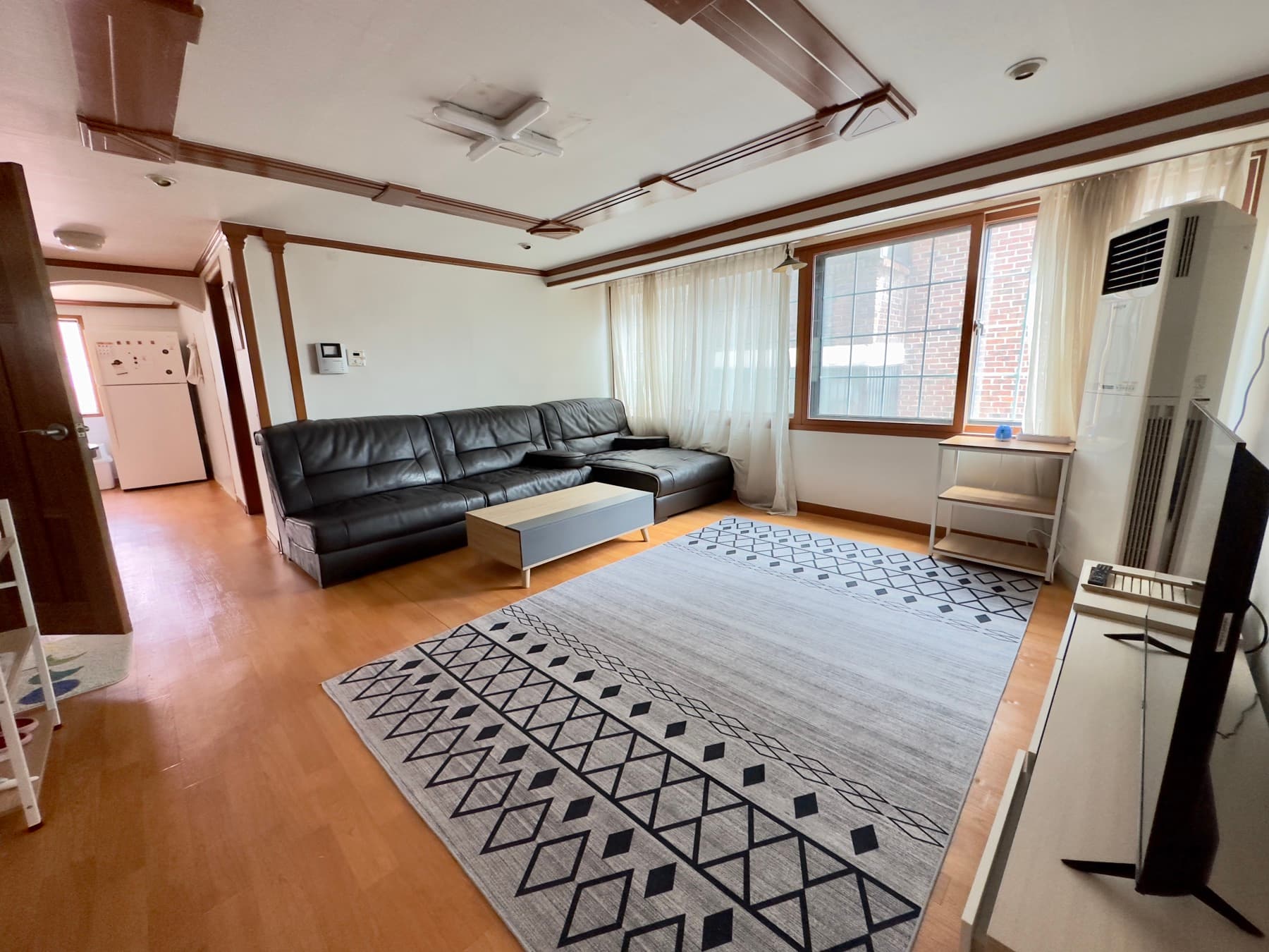 HBC8 Breeze · 3-bedroom share house, big living room and terrace, Haebangchon (Noksapyeong Stn) — photo 2 of 8