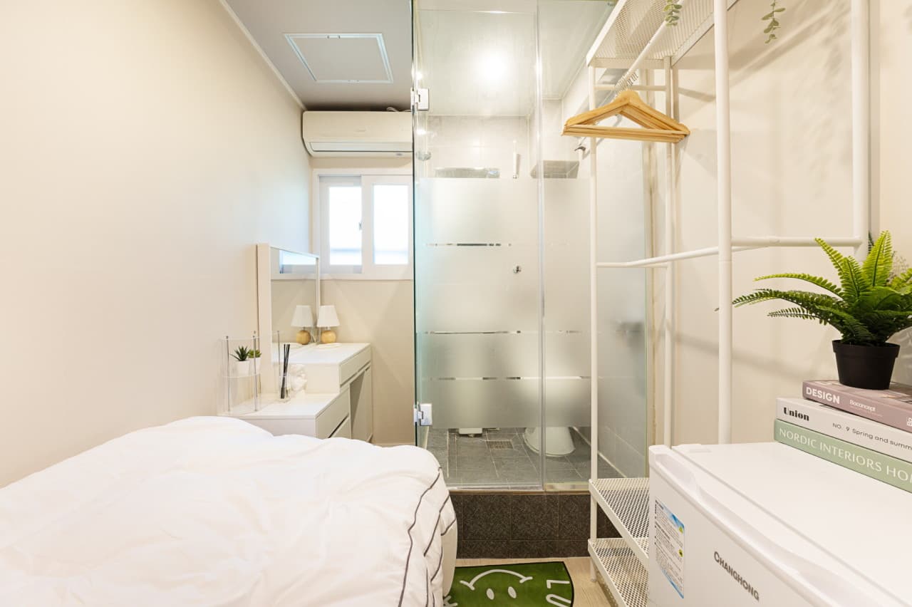 Deluxe Room (Deposit 200,000 Won) — photo 2 of 6